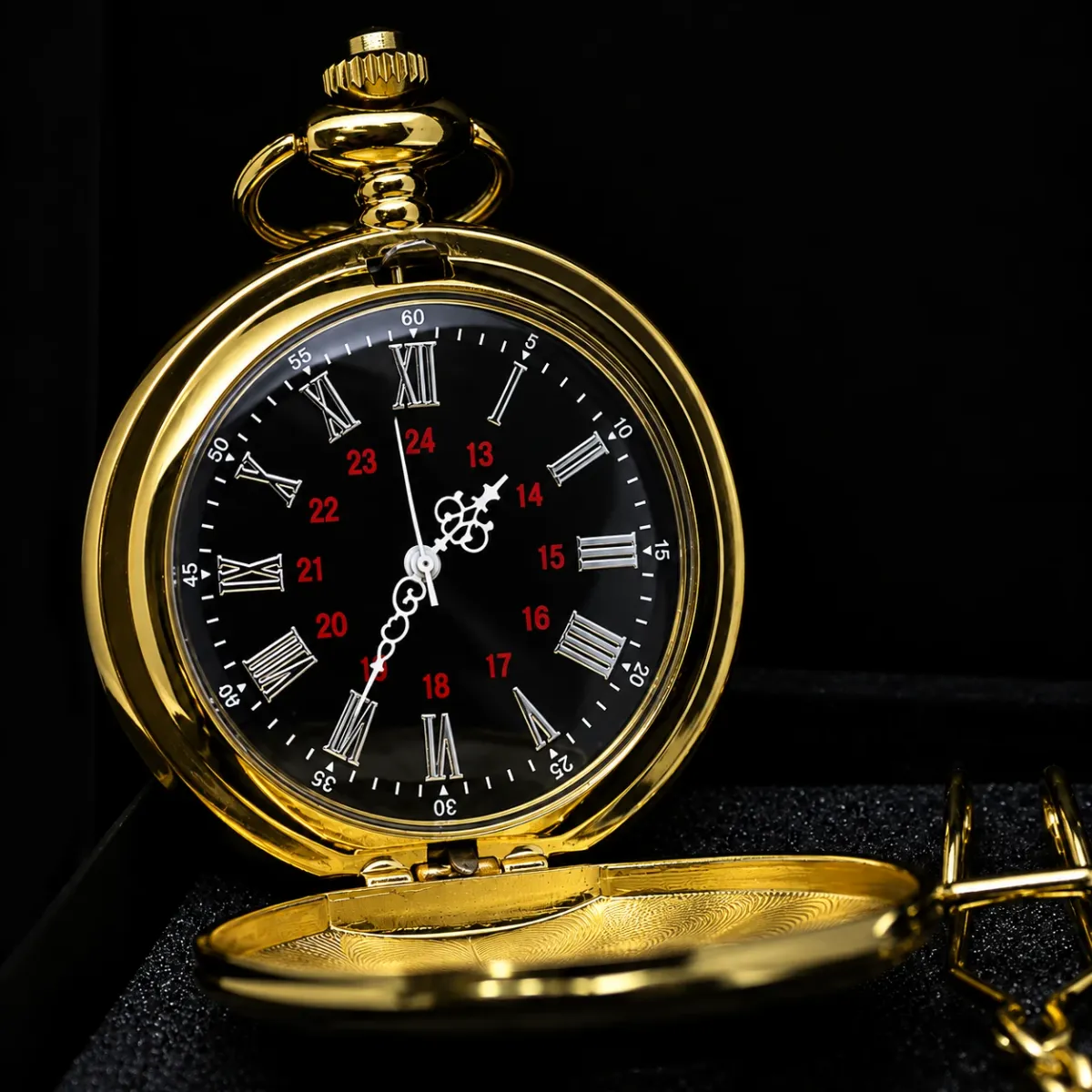 Gouden zakhorloge met ketting - zwarte wijzerplaat