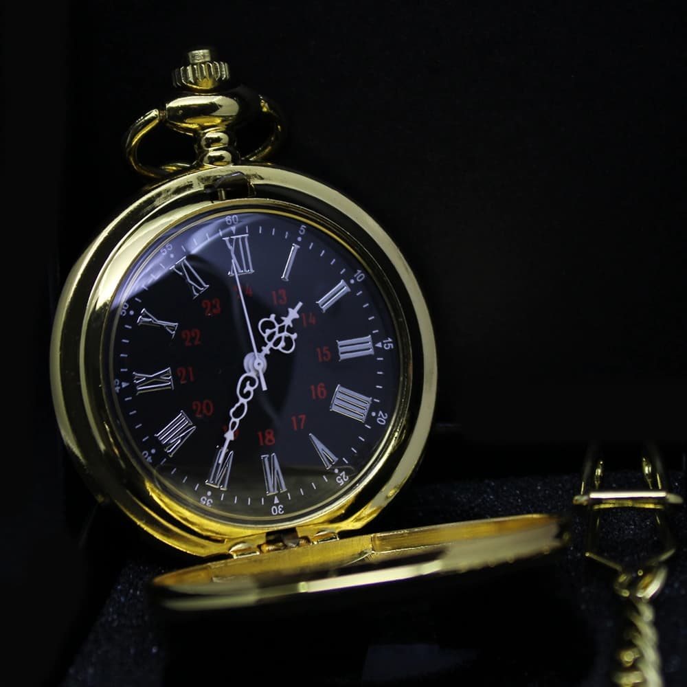 Gouden zakhorloge met ketting - zwarte wijzerplaat