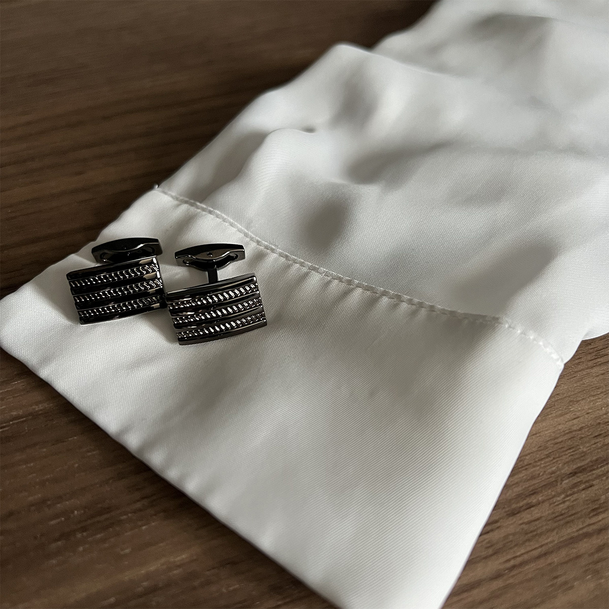Metalen manchetknoop – zwart met gevlochten strepen