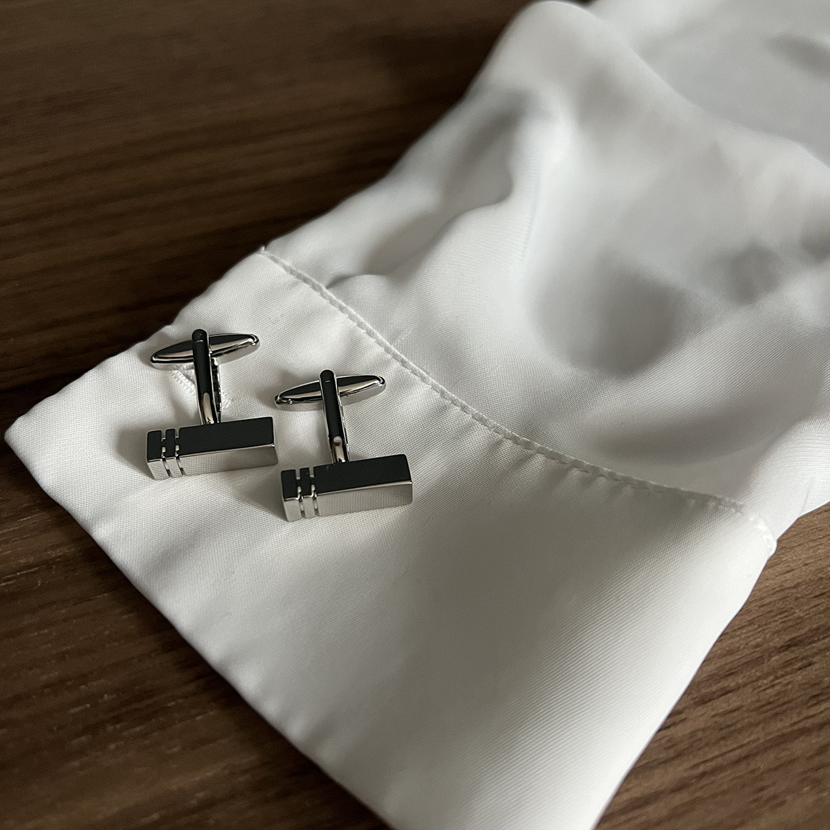 Zilverkleurige manchetknoop – rechthoekige staaf met strepen