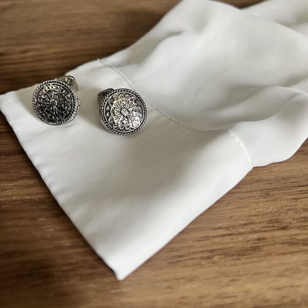 Ronde vintage manchetknoop – zilver met royal patroon sfeerfoto - sfeerfoto