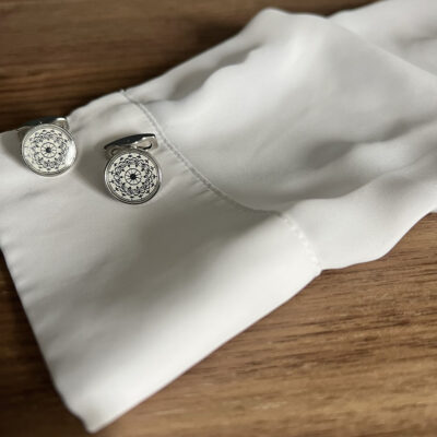 Ronde vintage manchetknoop – zilver met witte bloem sfeerfoto