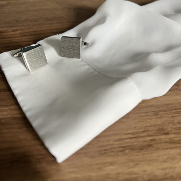 Vierkante manchetknoop – zilver geborsteld sfeerfoto