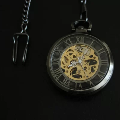 Antraciet zakhorloge met ketting – doorzichtig goudkleurig uurwerk