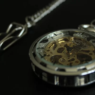 Zilveren zakhorloge met ketting – doorzichtig goudkleurig uurwerk
