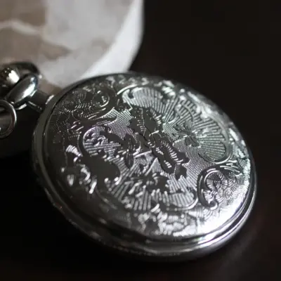 Zilverkleurige horlogeketting – aristocratie achterkant