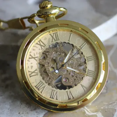 goudkleurig zakhorloge tijdmeester