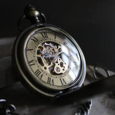 Bronzen zakhorloge met ketting - romeinse cijfers