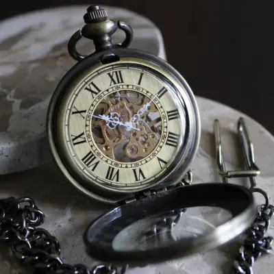 Bronzen zakhorloge met ketting - romeinse cijfers