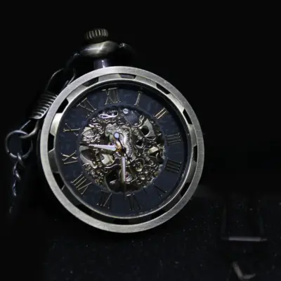 Bronzen zakhorloge met ketting - tijdmeester