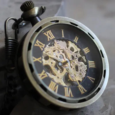 Bronzen zakhorloge met ketting – tijdmeester
